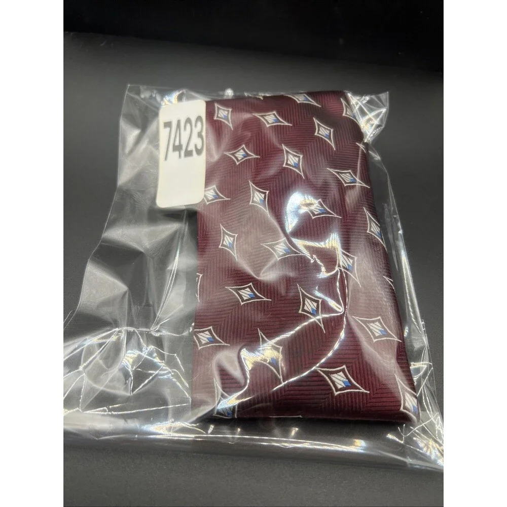 VIENICCI Tie Silk burgundy necktie featuring a geometric diamond pattern.